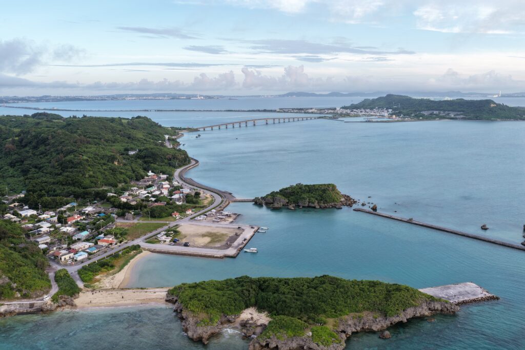 アマミチューの墓と浜比嘉港